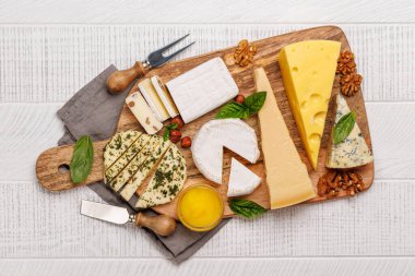Tahtada değişik dokuları, renkleri ve tipleri vurgulayan çeşitli peynirlerden oluşan bir çeşidi tatmak ya da aperatif olarak mükemmel.