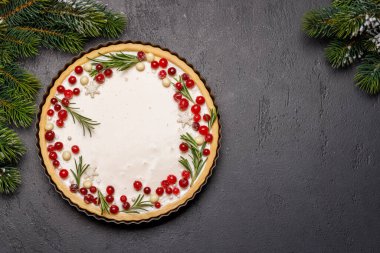 Şölen düşkünlüğü: böğürtlen ve biberiyeyle süslenmiş Noel pastası. Düz yatıyordu