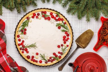 Şölen düşkünlüğü: böğürtlen ve biberiyeyle süslenmiş Noel pastası. Düz yatıyordu