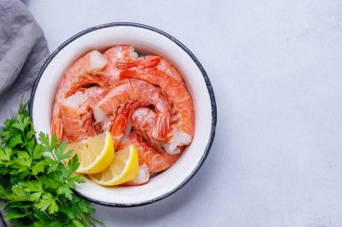 Taze karides, yanında taze maydanoz ve sulu limon. İdeal bira atıştırmalığı. Kopyalama alanı olan düz