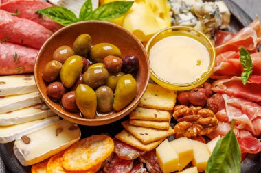 Çeşitli peynir ve etlerden oluşan bir seçim. Antipasto yaymak için mükemmel, çeşitli lezzet ve dokular sergiliyor.