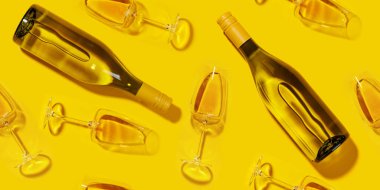 Beyaz şarap kadehleri ve şişeleriyle pürüzsüz, düz bir zemin oluşturarak parlak ve zarif bir görüntü oluşturdu.