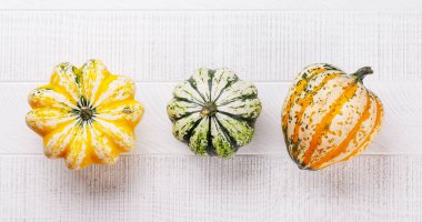 Masada çeşitli balkabaklarıyla sonbahar temalı yiyecek düzenlemeleri, rahat bir mevsimlik atmosfer yaratıyor.