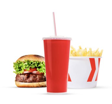 Klasik bir kola, patates kızartması ve beyaz arka planda izole edilmiş hamburger. Fast food promosyonları ve ürün sunumları için ideal.