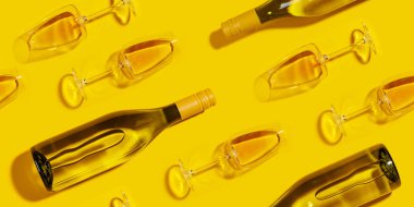 Beyaz şarap kadehleri ve şişeleriyle pürüzsüz, düz bir zemin oluşturarak parlak ve zarif bir görüntü oluşturdu.