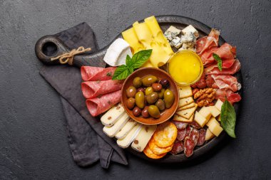Çeşitli peynir ve etlerden oluşan bir seçim. Antipasto yaymak için mükemmel, çeşitli lezzet ve dokular sergiliyor.