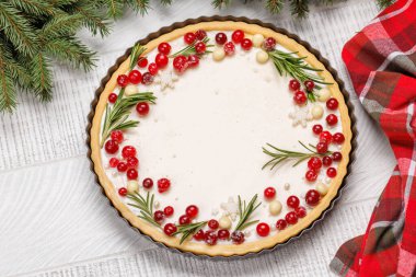 Şölen düşkünlüğü: böğürtlen ve biberiyeyle süslenmiş Noel pastası. Kopyalama alanı olan düz