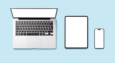 Mavi arkaplanda boş ekranlı dizüstü bilgisayar, tablet ve akıllı telefon, maket veya ürün sunumu için ideal