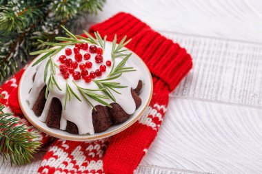 Mevsimlik tasarımlarla süslenmiş Noel pastası, bayram kutlamaları ve tatlı masaları için mükemmel. Selamlarınız için yer var.