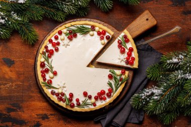 Şölen düşkünlüğü: böğürtlen ve biberiyeyle süslenmiş Noel pastası. Düz yatıyordu