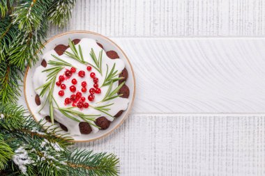 Mevsimlik tasarımlarla süslenmiş Noel pastası, bayram kutlamaları ve tatlı masaları için mükemmel. Selamlarınız için yer var.