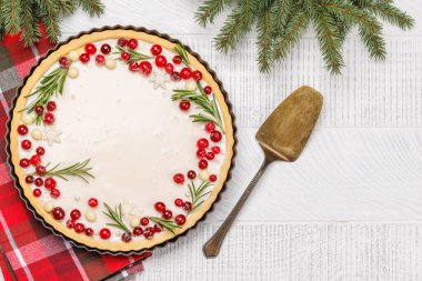 Şölen düşkünlüğü: böğürtlen ve biberiyeyle süslenmiş Noel pastası. Kopyalama alanı olan düz