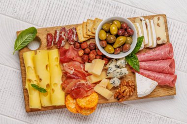 Çeşitli peynir ve etlerden oluşan bir seçim. Antipasto yaymak için mükemmel, çeşitli lezzet ve dokular sergiliyor.