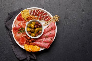 Tabakta çeşitli et çeşitleri var. Antipasto için idealdir. Bol lezzet ve dokular içerir.