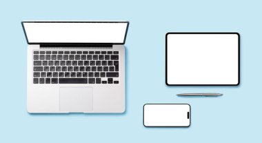 Mavi arkaplanda boş ekranlı dizüstü bilgisayar, tablet ve akıllı telefon, maket veya ürün sunumu için ideal