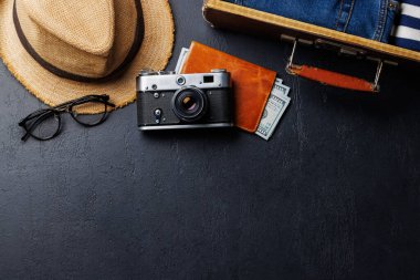 Ürününüz için bir seyahat ögesi ve giysi koyu arkaplan, düz uzanma biçimi, kopyalama alanı