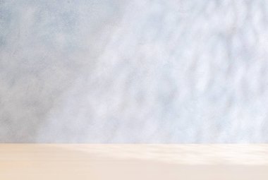 Boş tablo ve duvarlı şablon, doğal gölge ve güneşli parıltı, ürün sunumu ve modelleme için mükemmel.