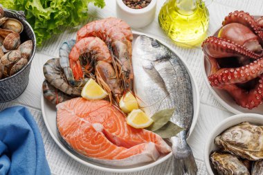 Deniz ürünleri tabağı: karides, somon, istiridye.