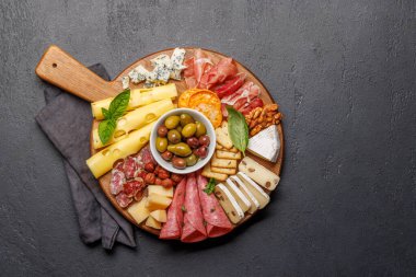 Çeşitli peynir ve etlerden oluşan bir seçim. Antipasto yaymak için mükemmel, çeşitli lezzet ve dokular sergiliyor.