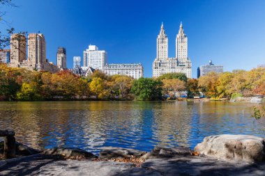Güneşli bir sonbahar gününde New York 'taki Central Park' ta canlı bir sonbahar yeşilliği ve açık mavi gökyüzü parkın doğal güzelliğini gözler önüne seriyor.
