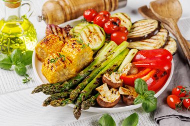 Tabakta çeşitli ızgara sebzeler, renkli ve sağlıklı bir yemek sergileniyor.