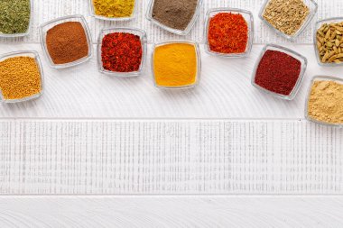 Masaya çeşitli baharatlar, canlı renkler ve zengin aromalar ekleyerek fotokopi alanı ile mutfağa