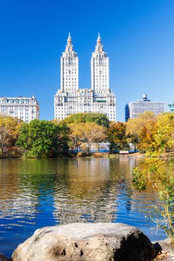 Güneşli bir sonbahar gününde New York 'taki Central Park' ta canlı bir sonbahar yeşilliği ve açık mavi gökyüzü parkın doğal güzelliğini gözler önüne seriyor.