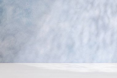 Boş tablo ve duvarlı şablon, doğal gölge ve güneşli parıltı, ürün sunumu ve modelleme için mükemmel.