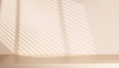 Tahta masa ve güneş ışığı duvarı, ürün modelleme arka plan şablonu