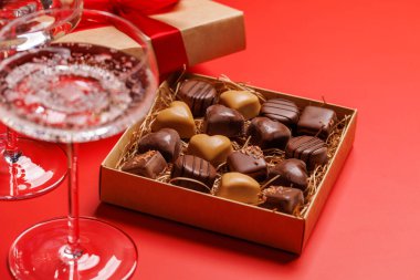 Bir kadeh şampanya zarif bir şekilde bir kutu zengin çikolatayla eşleştirilir, romantik bir zemin üzerine kurulur, Sevgililer Günü için mükemmel bir kutlama ve aşk havası yaratır.