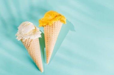 Canlı bir arka planda serinletici bir dondurma külahı, neşeli ve yaz havası yayıyor.