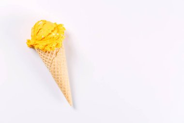 Beyaz arka planda serinletici bir dondurma külahı, neşeli ve yaz havası yayıyor.