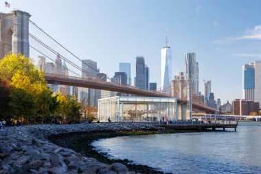 Arka planda Manhattan gökdelenleri olan Brooklyn Köprüsü 'nün ikonik görüntüsü Dumbo' dan çekilen, ışıl ışıl bir gökyüzü altında kentsel zarafet sergilenen