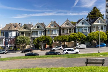 Boyalı Kadınlar, San Francisco 'da bir dizi ikonik Viktorya dönemi evi şehrin siluetinin bir zeminine kurulmuş. Tarihi mimariyle modern şehir yaşamını harmanlayan mükemmel bir bakış açısı.