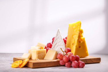 Çeşitli peynirlerden, taze üzümlerden oluşan nefis bir düzenleme gurme yemek deneyimi için zarif bir gösteri yaratıyor. Şarap ve peynir aşıkları için mükemmel.