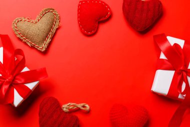 Sevgililer Günü kalp şeklinde dekorasyonlar canlı kırmızı bir zemin üzerine kurulmuş. Geniş bir kopya alanı var. Özel bir durum için aşk ve romantizmi çağrıştırıyor.