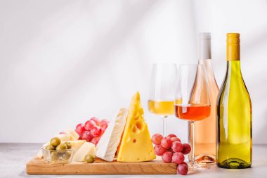 Çeşitli peynirler, taze üzümler ve şaraptan oluşan nefis bir düzenleme gurme yemek deneyimi için zarif bir gösteri yaratıyor. Şarap ve peynir aşıkları için mükemmel.