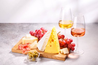 Çeşitli peynirler, taze üzümler ve şaraptan oluşan nefis bir düzenleme gurme yemek deneyimi için zarif bir gösteri yaratıyor. Şarap ve peynir aşıkları için mükemmel.