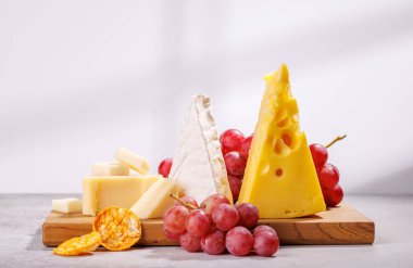 Çeşitli peynirlerden, taze üzümlerden oluşan nefis bir düzenleme gurme yemek deneyimi için zarif bir gösteri yaratıyor. Şarap ve peynir aşıkları için mükemmel.