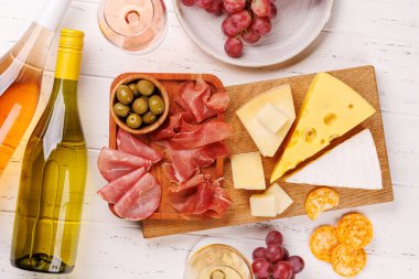 Çeşitli peynirler, taze üzümler, prosciutto ve şaraptan oluşan nefis bir düzenleme gurme yemek deneyimi için zarif bir gösteri yaratıyor. Şarap ve peynir aşıkları için mükemmel.