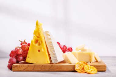 Çeşitli peynirlerden, taze üzümlerden oluşan nefis bir düzenleme gurme yemek deneyimi için zarif bir gösteri yaratıyor. Şarap ve peynir aşıkları için mükemmel.