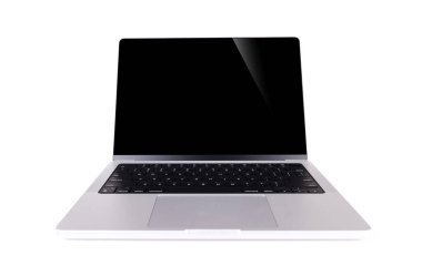 Beyaz bir arkaplanda izole edilmiş boş siyah ekranlı dizüstü bilgisayar tasarım ve sunumlar için temiz, minimalist bir şablon sağlar