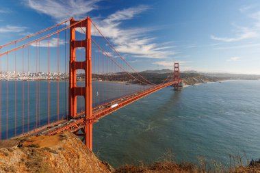 Golden Gate Köprüsü 'nün ikonik manzarası ılık güneş ışığıyla yıkandı. San Francisco Körfezi' nin dingin sularını berrak mavi bir gökyüzü gibi kapladı.