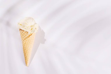 Beyaz arka planda serinletici bir dondurma külahı, neşeli ve yaz havası yayıyor.