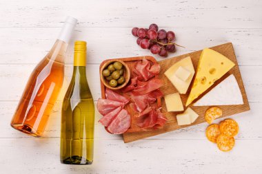 Çeşitli peynirler, taze üzümler, prosciutto ve şaraptan oluşan nefis bir düzenleme gurme yemek deneyimi için zarif bir gösteri yaratıyor. Şarap ve peynir aşıkları için mükemmel.