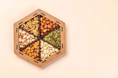 Badem, ceviz, fındık, kaju ve şam fıstığı da dahil olmak üzere çeşitli fındık çeşitleri iştah açıcı bir düzende sergileniyor. Sağlıklı atıştırma ve aşçılık için mükemmel bir ilham kaynağı.