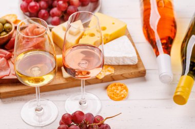 Çeşitli peynirler, taze üzümler, prosciutto ve şaraptan oluşan nefis bir düzenleme gurme yemek deneyimi için zarif bir gösteri yaratıyor. Şarap ve peynir aşıkları için mükemmel.