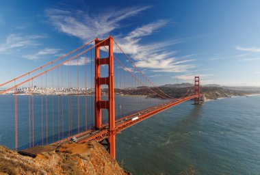 Golden Gate Köprüsü 'nün ikonik manzarası ılık güneş ışığıyla yıkandı. San Francisco Körfezi' nin dingin sularını berrak mavi bir gökyüzü gibi kapladı.