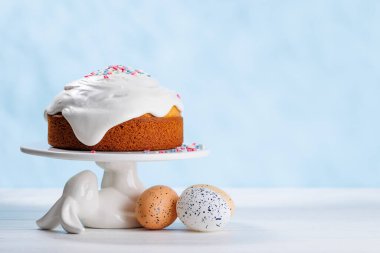 Geleneksel Paskalya pastası rengarenk krema ve şekerlerle süslenmiş, neşeli ruhu sembolize ediyor. Paskalya kutlamaları, brunch 'lar ya da tatil masası için süs olarak mükemmel.