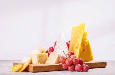 Çeşitli peynirlerden, taze üzümlerden oluşan nefis bir düzenleme gurme yemek deneyimi için zarif bir gösteri yaratıyor. Şarap ve peynir aşıkları için mükemmel.